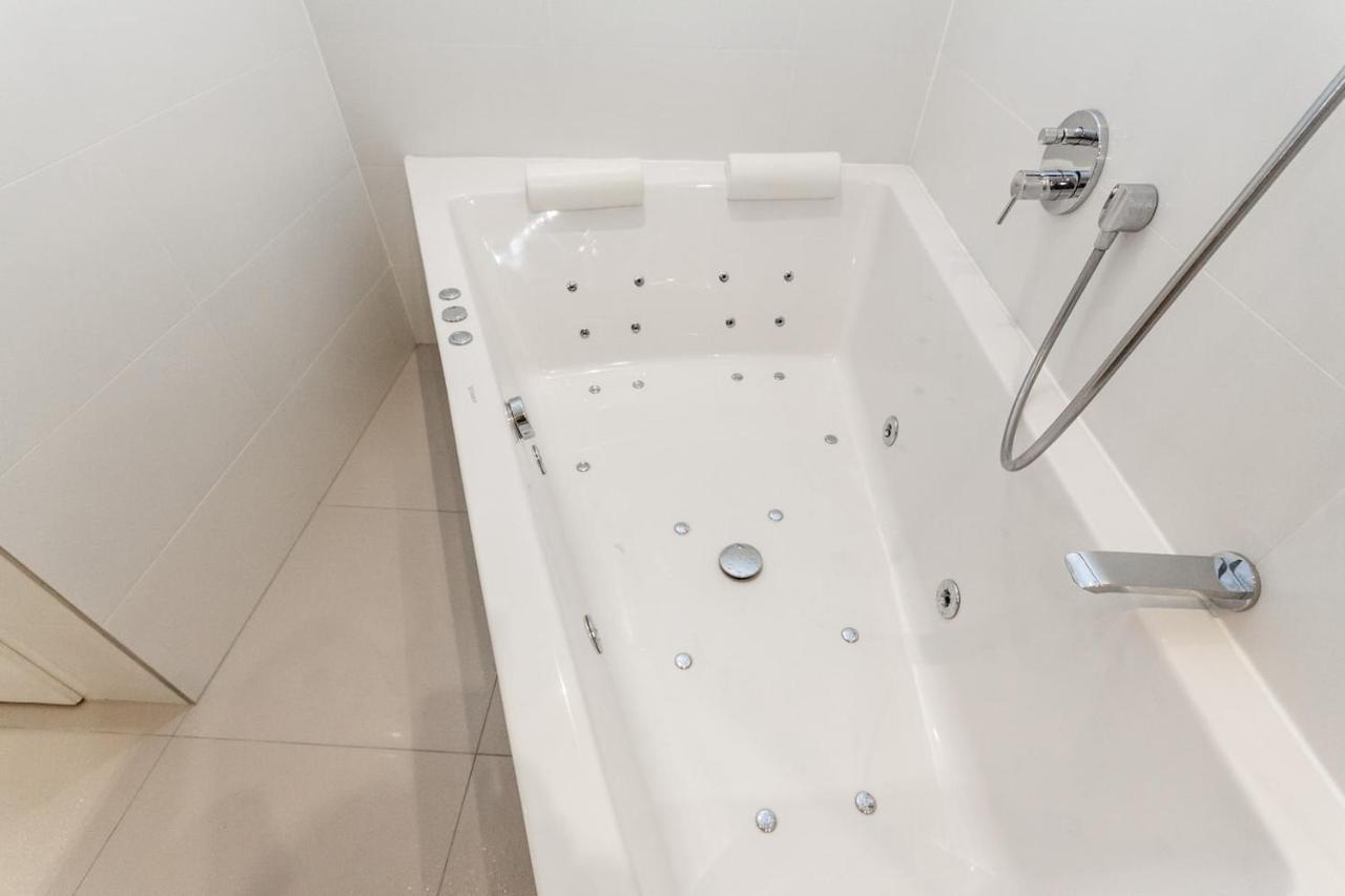Bpr Sophisticated Astoria Suite With Balcony ブダペスト エクステリア 写真